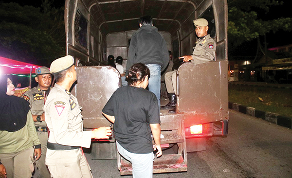 PENERTIBAN— Petugas Satpol PP berhasil mengamakan sepasang kekasih yang tengah asyik berpelukan di batu grib Pantai Padang. Selain itu dua wanita yang tidak ada identitas juga diangkut dan diperiksa di Mako Satpol PP, Rabu (20/3) dinihari WIB.