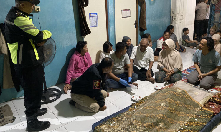 Putus Asa Gegara Penyakit Tak Sembuh, IRT Bunuh Diri dengan Potong Urat Nadi 1 DISEMAYAMKAN— Jenazah Mulyati yang tewas akibat bunuh diri disemayamkan
di rumahnya.