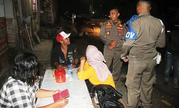 Razia Warkop, Satpol PP Amankan Satu Jeriken Tuak 1 AMANKAN BARANG BUKTI— Petugas Satpol PP Kota Padang mengamankan satu jeriken tuak yang didapat dalam salah satu warung atau kedai kopi, di kawasan Kecamatan Lubukbegalung, Jumat (22/3) dinihari WIB.