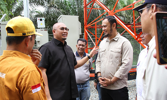 Tinjau tower— Bupati Sijunjung Benny Dwifa dan Anggota DPR RI Andre Rosiade meninjau tower BTS yang baru saja selesai dibangun di Nagari Kamang dan Nagari Tanjuang Labuah.