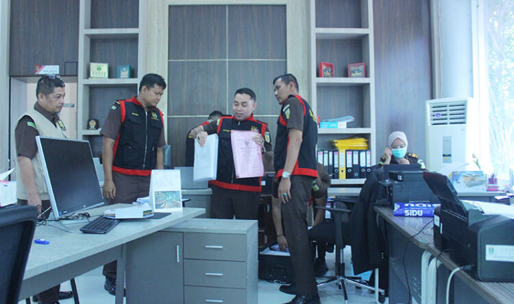 Cari Bukti Dugaan Korupsi Alat Praktik SMK, 2 Ruangan di Kantor Gubernur Sumbar Digeledah Jaksa, Buku Agenda Surat Masuk dan Keluar Disita 1 PERLIHATKAN BUKTI— Aspidsus Kejati Sumbar, Hadiman memperlihatkan dokumen barang bukti yang ditemukan saat penggeeldahan di Kantor Gubernur Sumbar, Senin, (25/3).