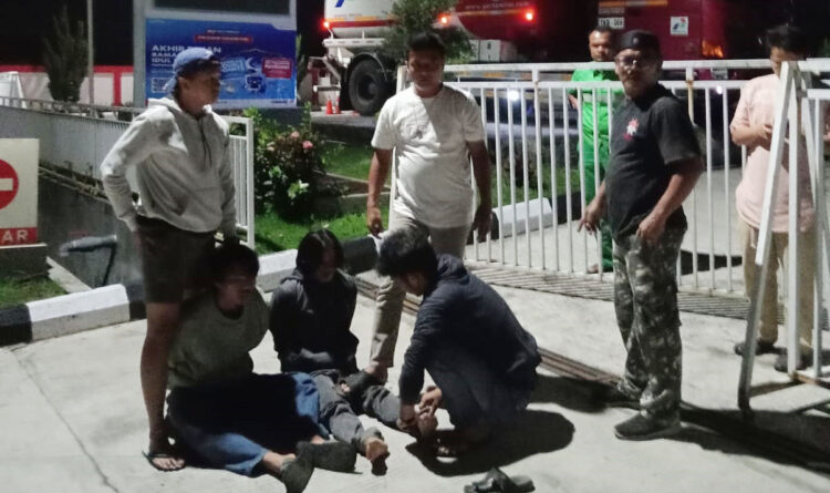 GANJA— Dua pelaku yang diduga sebagai pengedar ganja ditangkap jajaran Satresnarkoba Polres Agam di depan SPBU Maninjau.