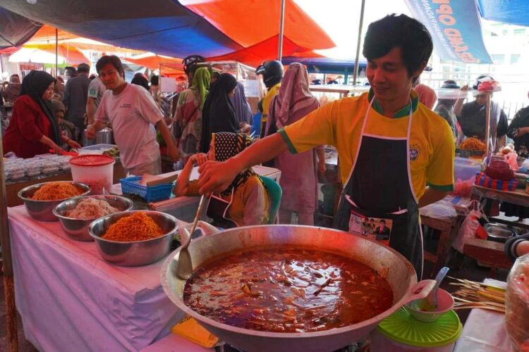 PEDAGANG PABUKOAN— Salah satu Pedagang pasar Pabukoan  menunggu pengunjung untuk membeli dagangannya.