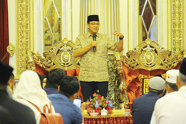 SAPA PENDUKUNG— Anies Baswedan datang ke Sumbar untuk menyapa pendukung dan menyantuni korban banjir, Sabtu (16/3).