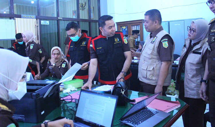 PENGGELEDAHAN— Tim Kejati Sumbar melakukan penggeledahan di Kantor 
Dinas Pendidikan Provinsi Sumbar untuk mengusut dugaan korupsi pengadaan alat praktek siswa SMK.