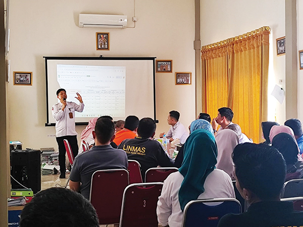 PEMBINAAN—Inspektur Hendra Aswara memberikan pembinaan dan pengawasan bagi perangkat daerah di Kantor Inspektorat.