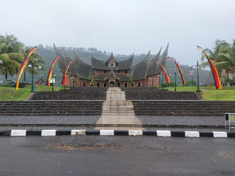Destinasi Wisata yang Sudah Mendunia,Istano Pagaruyung Mulai Berbenah 1 DESTINASI PILIHAN— Destinasi wisata Istano Basa Pagaruyung terus diperbaiki karena menjadi salah satu kawasan objek wisata yang ramai dikunjuungi wisatawan selama musim liburan.