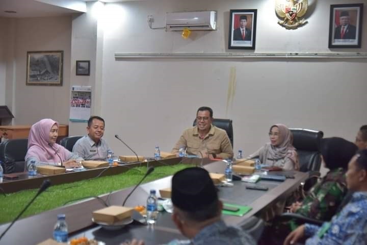 J Walikota Sawahlunto Zefnihan pimpin rapat dengan sejumlah jajaranny