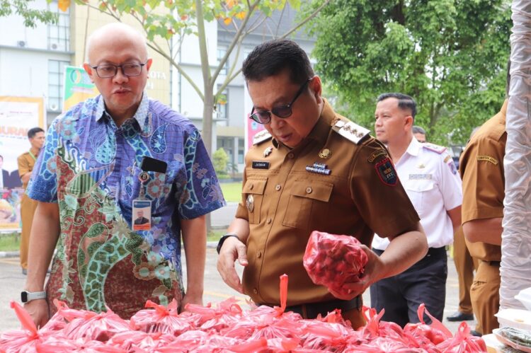 GERAKAN PANGAN MURAH— Pj Wali Kota Payakumbuh Jasman saat meninjau pasar murah di pelataran parkir Kantor Balai Kota Payakumbuh, Selasa (19/3).