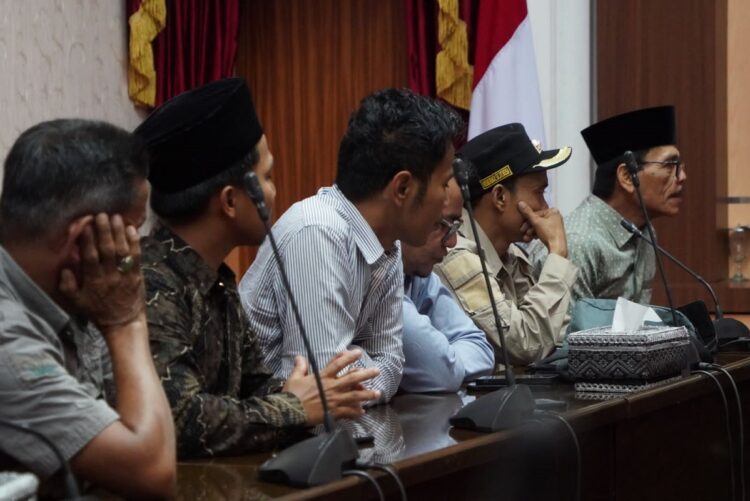 Jalan Menuju Galuguah Berlumpur, Walnag dan Tomas, Didampingi Bupati Temui Gubernur 1 TEMUI GUBERNUR— Didampingi Bupati, Wali Nagari dan Tokoh Masyarakat Galuguah, menemui gubernur terkait jalan yang masih buruk di daerah mereka