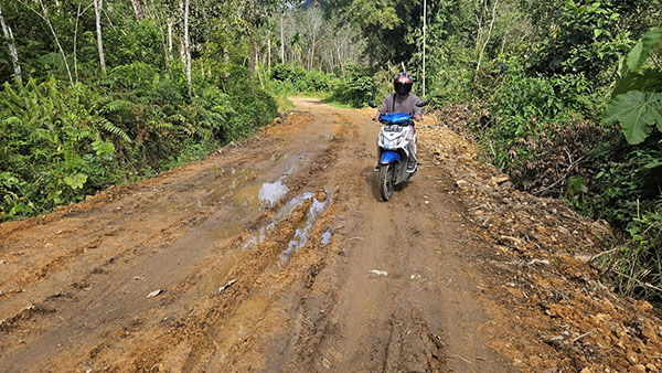 Jalan Menuju Pemandian Lembah Mangkisi masih Tanah 1 JALAN TANAH—Kondisi jalan menuju objek wisata Pemandian Lembah Mangkisi terlihat masih jalan tanah dan menjadi kendala bagi wisatawan yang datang.