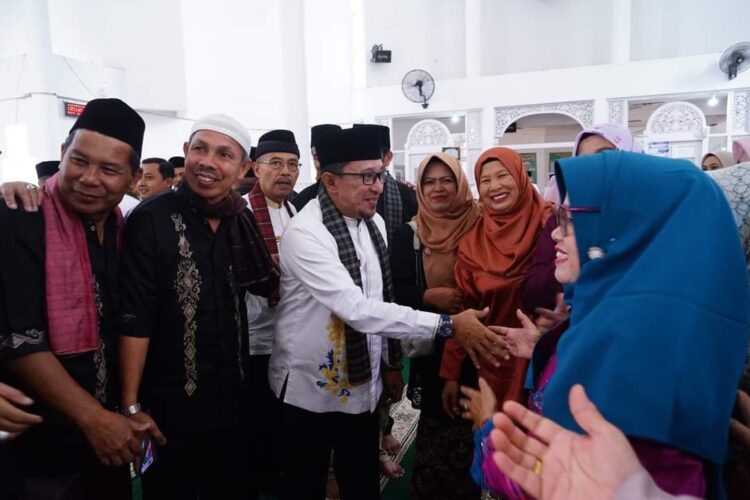 SILATURAHMI— Bupati Tanahdatar Eka Putra usai kegiatan di Masjid Al Amin Komplek Perkantoran  Pagaruyung bersalaman dengan ASN.
