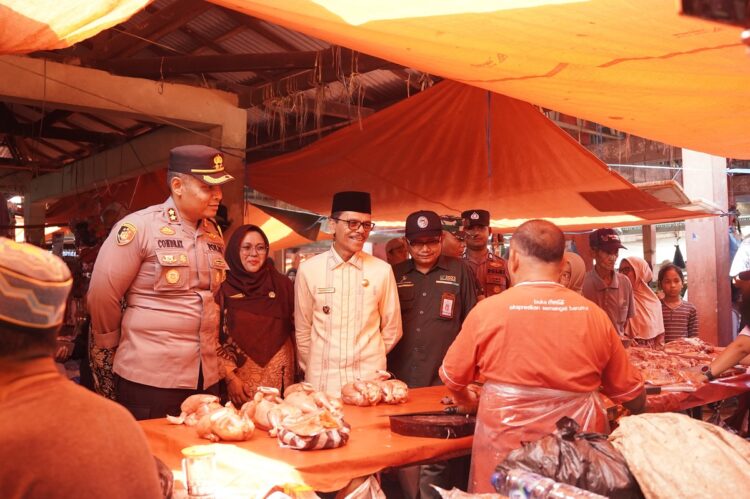 Jelang Ramadhan, Bupati Safaruddin dan Forkopimda Tinjau Ketersediaan Pangan 1 Jelang Ramadhan Bupati Safaruddin Bersama Forkopimda Tinjau Ketersediaan Pangan di Pasar Nagari Taram