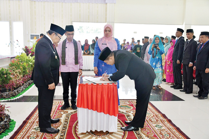 PELANTIKAN— Bupati Agam Andri Warman melakukan pelantikan dan pengambilan sumpah jabatan 117 pejabat di lingkungan Pemerintah Kabupaten Agam, Kamis (21/3) di Balairung Rumah Dinas Bupati Agam.
