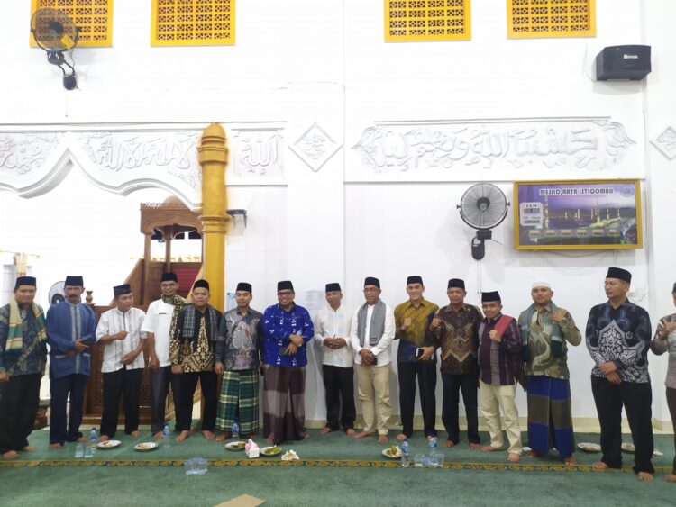 KUNJUNGAN TIM SAFARI RAMADHAN— Bupati Padangpariaman Suhatri Bur menyerahkan bantuan untuk pengurus Masjid Istiqomah III Koto Aur Malintang, Kecamatan IV Koto Aur Malintang, saat kunjungan TIm Safari Ramadhan, Kamis (22/3) malam.