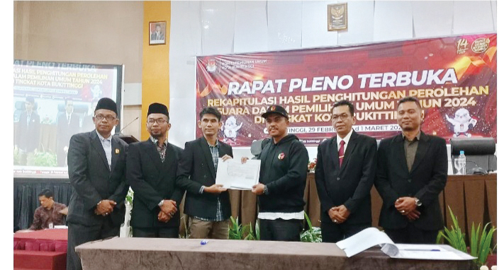 RAPAT PLENO— KPU bersama Bawaslu Kota Bukittinggi saat rapat pleno rekapitulasi penghitungan suara Pemilu 2024 tingkat Kota Bukittnggi.