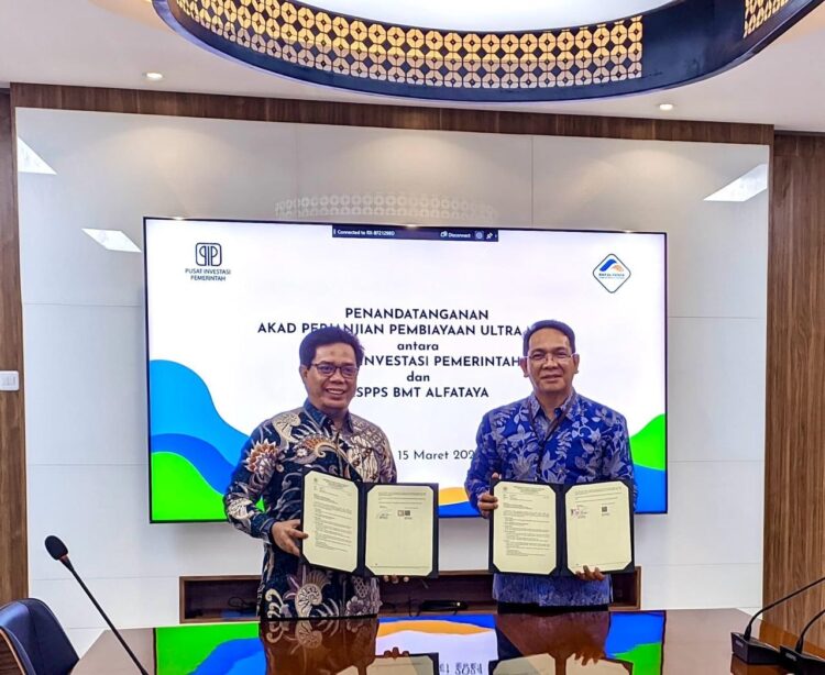 KSPPS BMT Alfataya Ditunjuk sebagai Penyalur Pembiayaan Ultra Mikro 1 PERJANJIAN KERJA SAMA— Pimpinan KSPPS BMT Al Fataya Edi Kusmana memperlihatkan akad perjanjian pembiayaan Ultra Mikro usai melakukan penandatanganan kerja sama.