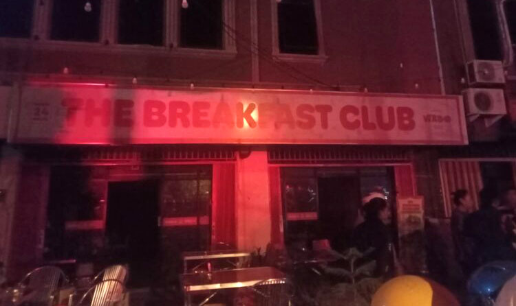 Kafe The Breakfast Club Terbakar 1 KEBAKARAN— Sebuah kafe mengalami kebakara di Jalan Batang Arau, Kelurahan Berok Nipah, Kecamatan Padang Barat.