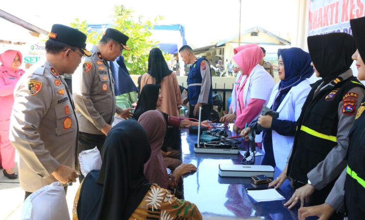 MENINJAU—Kapolda Sumbar Irjen Pol Suharyono bersama Wakapolda Brigjen Pol Gupuh Setiyono meninjau dapur lapangan dan pos kesehatan Polda Sumbar di Pessel.