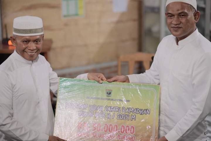 Tim IX Safari Ramadhan Sumbar Kunjungi Masjid Quba Sawahlunto 1 Kasipers Danrem 032 Wirabraja Letkol Caj Taufik S.Sos berikan bantuan sejumlah Rp. 50 juta dan kitab suci Al Quran kepada pengurus Mesjid Quba Kec. Barangin