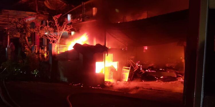 4 Rumah dan Ruko Ludes Terbakar, Kerugian Capai Rp 3 Miliar 1 KEBAKARAN— Kondisi rumah dan ruko yang terbakar di di Jorong Hulu Banda, Nagari Malalak Barat, Kecamatan Malalak, Kabupaten Agam.