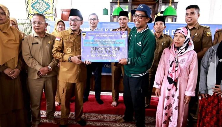ASURANSI USAHA TANI— Pemerintah Kabupaten Tanah Datar salurkan bantuan Asuransi Usaha Tani Padi (AUTP) kepada petani yang padinya terdampak hama tikus.