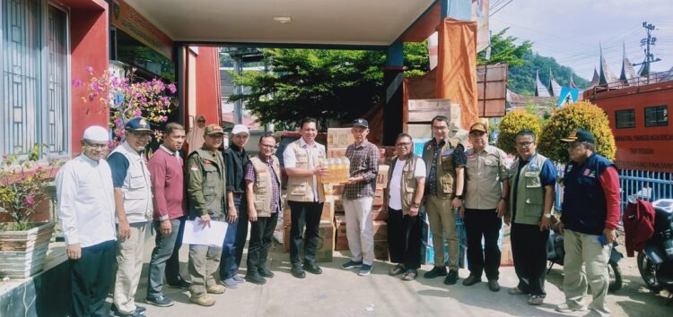 SERAHKAN BANTUAN—  Pj.Wako Padang Panjang  Sonny Budaya Putra menyalurkan bansos senilai Rp 72.179 500 untuk warga.