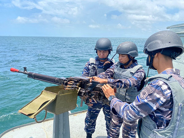 UJI GLADI TUGAS— Prajurit KRI Kalahitam - 828 di bawah satuan kapal Patroli Satrol Lantamal II Padang, melaksanakan uji gladi tugas tempur tingkat II / L2 di perairan Teluk Jakarta.