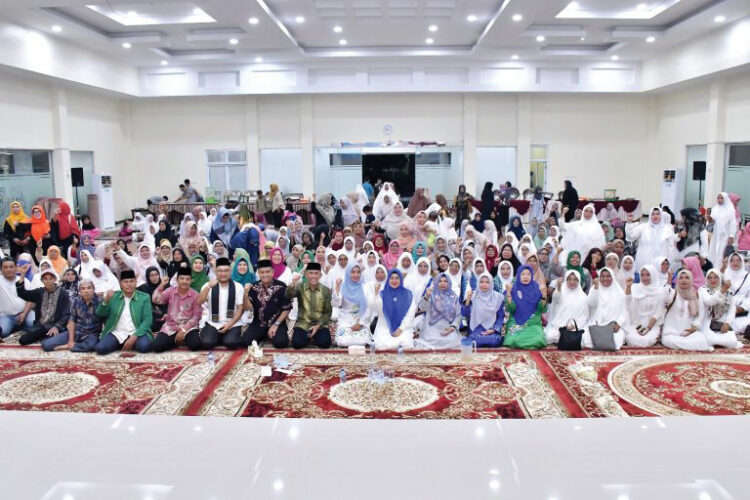 BUKA BERSAMA— TP. PKK Kabupaten Agam gelar Berbuka Bersama Pengurus BKMT Se-Agam Wilayah Bagian Barat, di Balairung Rumah Rumah Dinas Bupati baru baru ini.