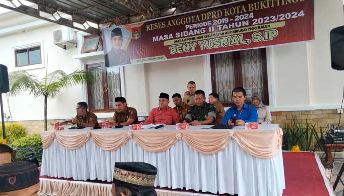 RESES— Ketua DPRD Kota Bukittinggi, Beny Yusrial, melaksanakan reses perorangan masa sidang II tahun 2023/2024 ke daerah pemilihan di Kelurahan Belakang Balok, Selasa (5/3).