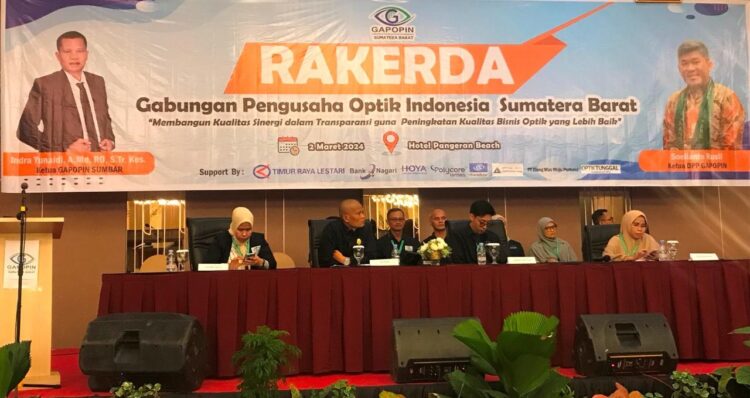 RAKERDA GAPOPIN— Ketua Gapopin Sumbar, Indra Yunaidi, A.Md, RO,S.Tr,Kes, bersama jajaran pengurussaat pembukaan Rakerda Gapopin Sumbar, Sabtu (2/3).