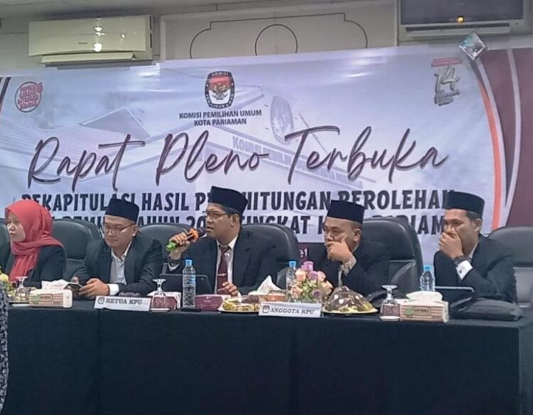 RAPAT PLENO—  Ketua KPU Kota Pariaman Ali Unan memimpin rapat pleno rekapitulasi hasil Pemilu  2024, di ruang pertemuan Hoten Nan Tongga Kota Pariaman.