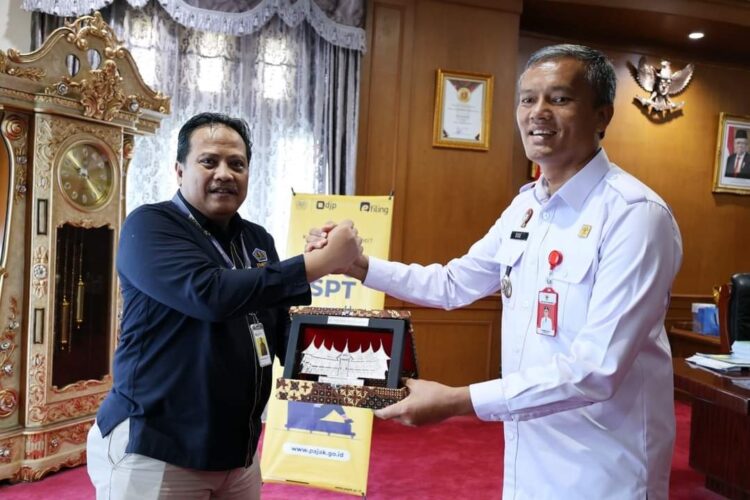 Kewajiban Warga Bayar Pajak, Pj Wako Roberia Laporkan SPT Tahunan 1 LAPORKAN SPT— Pj Wali Kota Pariaman, Roberia melaporkan Surat Pemberitahuan Tahunan (SPT) orang pribadi melalui e-filling, pada aplikasi online pajak.