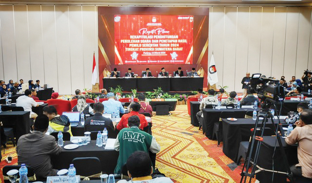 RAPAT PLENO TERBUKA— KPU Sumbar memulai Rapat Pleno Terbuka Rekapitulasi Penghitungan Perolehan Suara dan Penetapan Hasil Pemilu Serentak Tahun 2024 tingkat Provinsi Sumbar, Minggu (3/3) malam. Kegiatan yang berlangsung di Hotel Truntum Padang itu, berlangsung hingga 5 Maret 2024.