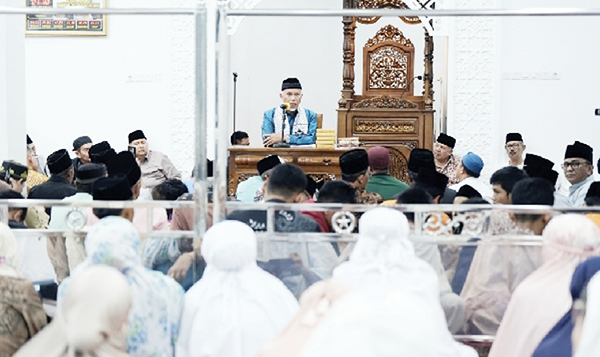 SAFARI RAMADHAN— Gubernur Sumbar, Mahyeldi memberikan sambutan saat kunjungan Tim Safari Ramadhan Pemprov Sumbar, di Masjid Syura Pandan, Kota Solok, Senin (25/3) malam.