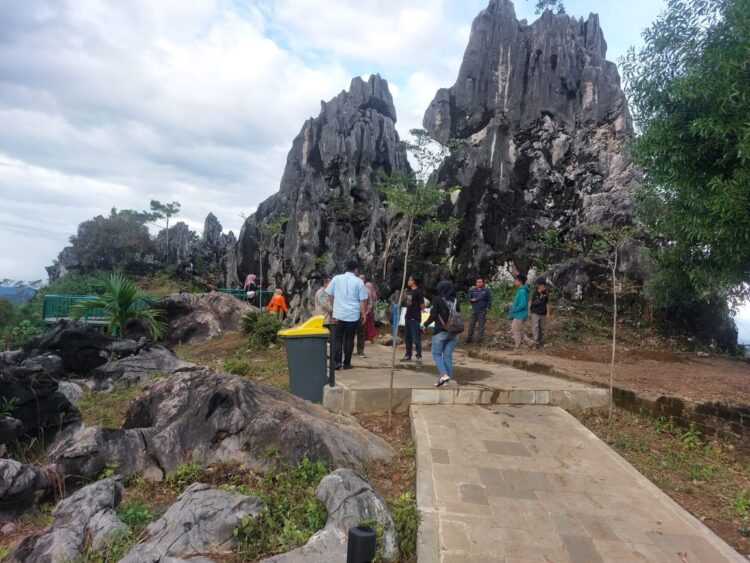 Kunjungi Objek Wisata Batu Runcing di Sawahlunto, Melihat Lebih Dekat Batu Gamping Berumur 299 Juta Tahun 1 BATU RUNCING— Objek Wisata Batu Runcing di kawasan Sungai Cocang, Silungkang Oso, Kecamatan Silungkang, Kota Sawahlunto.