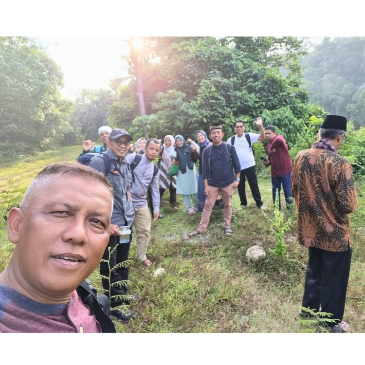 TSR Pemkab Solsel Kunjungi Pulau Karam, Lubuk Ulang Aling Tengah 1 ISTIRAHAT SEJENAK— Tim Safari Ramadhan (TSR) V Pemerintah Kabupaten Solok Selatan istirahat sejenak saat mengunjungi daerah ujung Solsel, Masjid Nurul Huda Jorong Pulau Karam Nagari Lubuk Ulang Aling Tengah, Kecamatan Sangir Batang Hari.