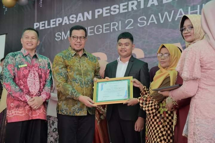 SERAHKAN—Penjabat (Pj) Wali Kota Sawahlunto Dr. Zefnihan, AP, M.Si, serahkan penghargaan saat pelepasan siswa Kelas XII SMAN 2 Sawahlunto, di sekolah.