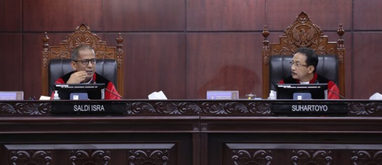 MK Hapus Ambang Batas DPR 4 Persen, Berlaku di Pemilu 2029 1 SIDANG— Ketua MK Suhartoyo (kanan)
dan Wakil Ketua MK Saldi Isra (kiri)
dalam sidang di MK.