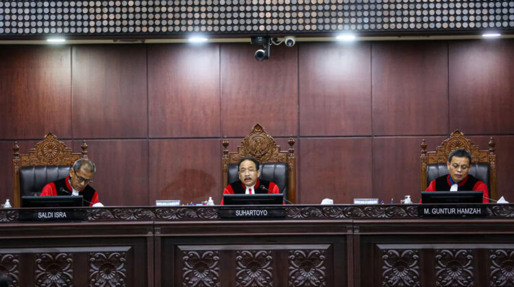 MK Hapus Pasal Pencemaran Nama Baik dan Berita Bohong 1 SIDANG— Ketua Mahkamah Konstitusi (MK) Suhartoyo (tengah) memimpin jalannya
sidang mengenai uji formil batas usia calon presiden dan calon wakil presiden (capres-cawapres)
di Gedung MK.