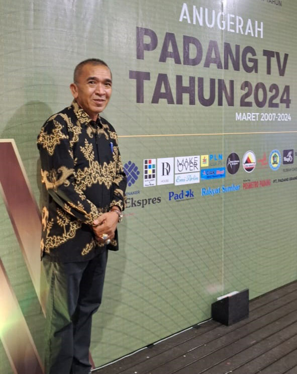 HADIRI MALAM PUNCAK—  Kepala Diskominfo Kota Payakumbuh Junaidi, menghadiri perayaan malam puncak 17 Tahun Padang TV, di salah satu hotel berbintang Kota Padang.