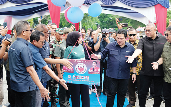 APRESIASI ROSIADE FC—  Direktur Utama PT Semen Padang Indrieffouny  Indra, menghadiri launching Rosiade Football Club (FC) dan Rosiade Football Academy (FA), oleh Ketum PSSI Erick Thohir.