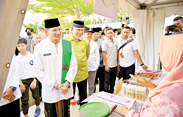 Nama Masjid Raya Syekh Ahmad Khatib Al Minangkabawi Bakal Diresmikan, Gubernur: 50 Keluarga Beliau akan Diundang 1 TINJAU STAND— Gubernur Mahyeldi mendampingi Menteri Pariwisata Ekonomi Kreatif (Menparekraf) Sandiaga Uno, saat membuka event Sumarak Ramadhan Tahun 2024, Sabtu (23/3) di Kompleks Masjid Raya Sumbar. Rencananya, nama Masjid Raya Sumbar bakal diganti menjadi Masjid Raya Syekh Ahmad Khatib Al Minangkabawi.