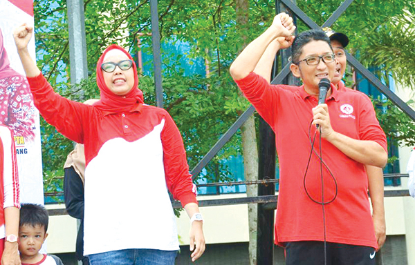 DIHADIRI 1.000 PESERTA—  Wako Padang Hendri Septa bersama Ketua YJI Cabang Kota Padang Ny. Genny Hendri Septa, dan ribuan warga dari 104 kelurahan, mengikuti senam jantung sehat, di Lapangan Gelanggang Balai Kota Padang, Sabtu (2/3) pagi.