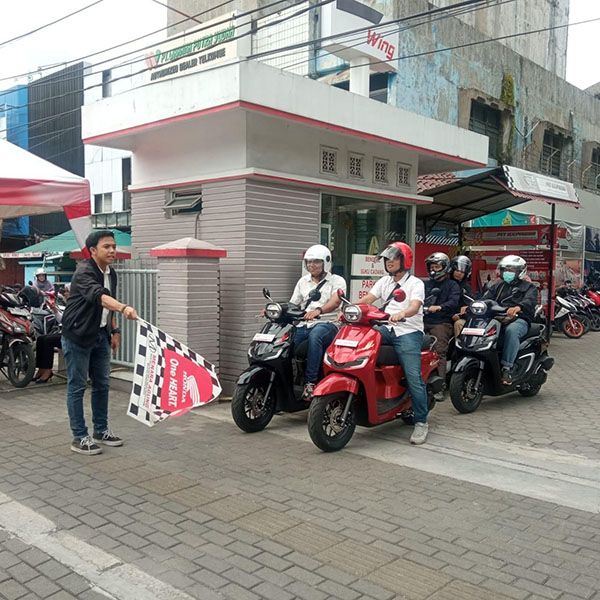 CITTY ROLLING—Menara Agung memberikan kesempatan kepada wartawan dan vloger untuk merasakan performa Honda Stylo 160.