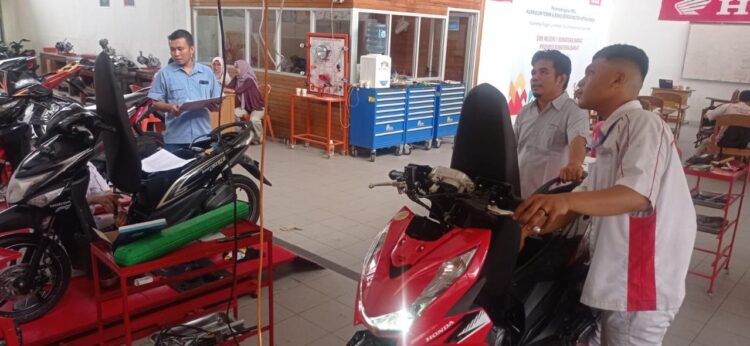 UJI KOMPETENSI- Dua orang asesor atau penguji dari SHEP PT Menara Agung melaksanakan Uji Kompetensi Keahlian kepada siswa kelas XII jurusan Teknik dan Bisnis Sepeda Motor (TBSM) SMKN 1 Sumbar.