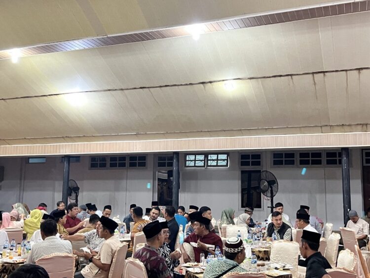 BUKA BERSAMA—Menjelang turun ke lapangan, Tim Safari Ramadhan Kabupaten Sijunjung mengikuti buka puasa bersama di Rumah Dinas Bupati, Kamis (14/3) malam.