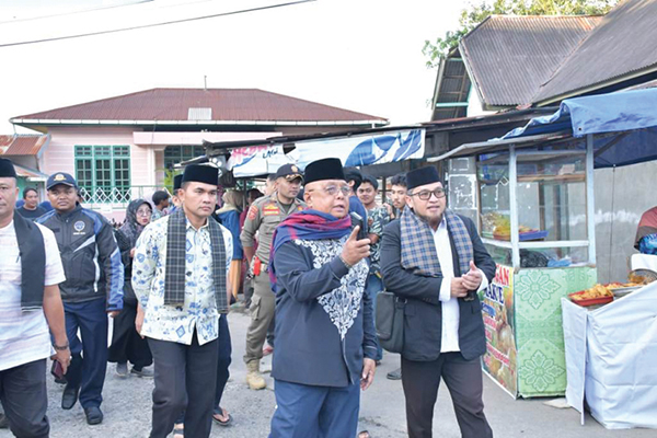 NGABUBURIT— Sambil menunggu waktu berbuka, Tim Safari Ramadhan (TSR) VIII Agam yang dipimpin Sekretaris Daerah Kabupaten Agam, Drs H Edi Busti M Si ngabuburit ke pasar pabukoan, Koto Tuo, Rabu (13/3).