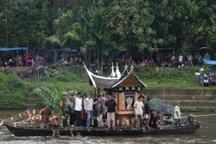 SEMARAK BALIMAU—Ribuan warga Pangkalan bersuka cita memadati pinggiran sungai Batang Maek, Kecamatan Pangkalan Koto Baru, Kabupaten Limapuluh Kota sepanjang Minggu (10/3), untuk mengikuti tradisi Potang Balimau.