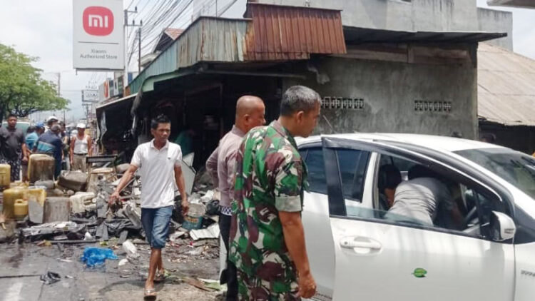 KECELAKAAN— Kondisi warung yang ditabrak mobil Toyota Agya di depan SPBU Bandar Buat, Kecamatan Lubuk Kilangan.